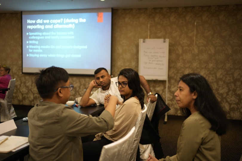 Sri Lankan journalists participating in Dart Centre Asia Pacific trauma training